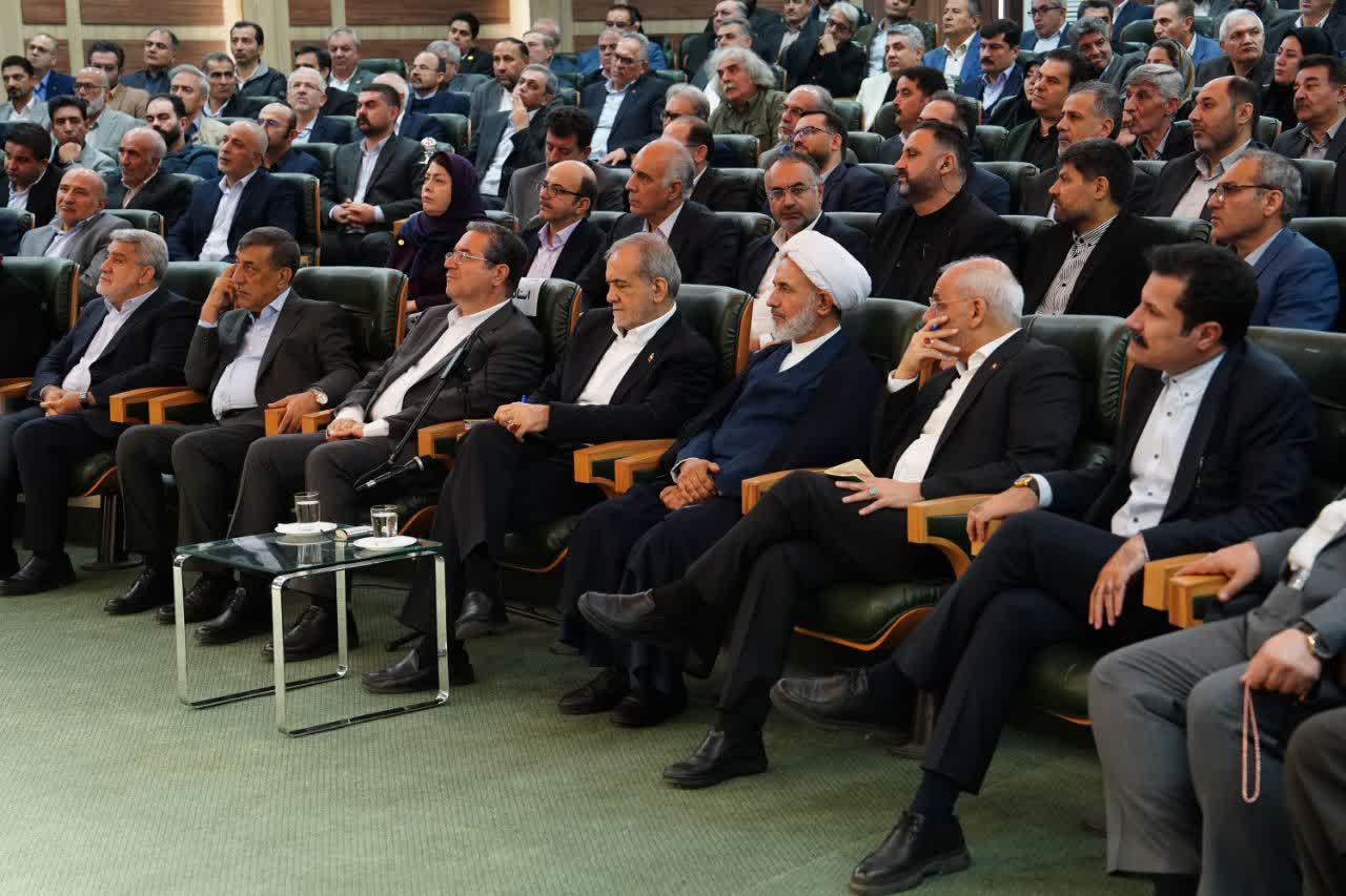 نشست رئیسجمهور پزشکیان با سرمایهگذاران و فعالان اقتصادی آذربایجانغربی