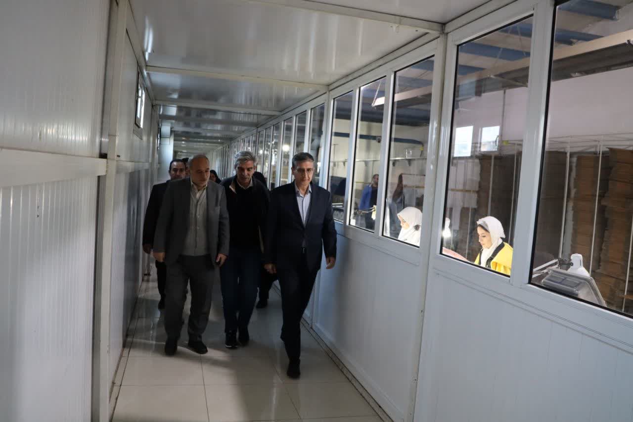 بازدید فرماندار شهرستان ارومیه از واحد تولیدی دستکش حریر در شهرک صنعتی