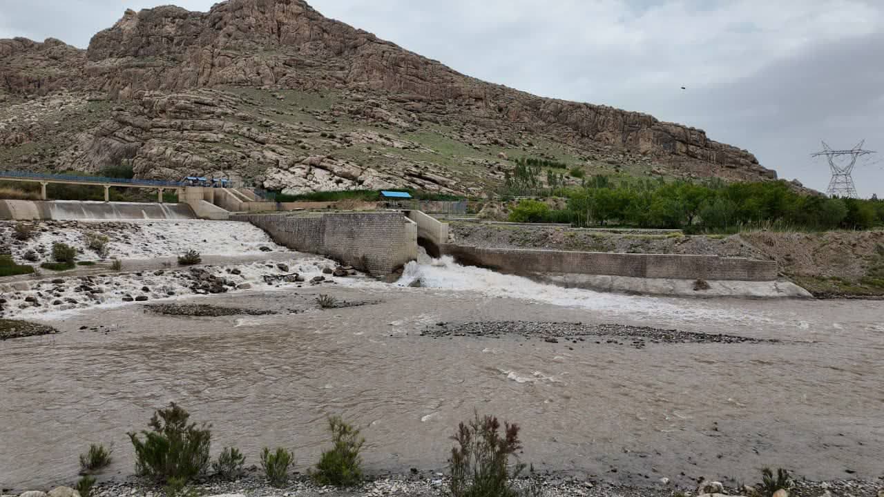 بازدید معاون هماهنگی امور عمرانی استاندار آذربایجانغربی و فرماندار شهرستان ارومیه از آببندهای مسیر رودخانه نازلوی ارومیه در پی بارشهای اخیر