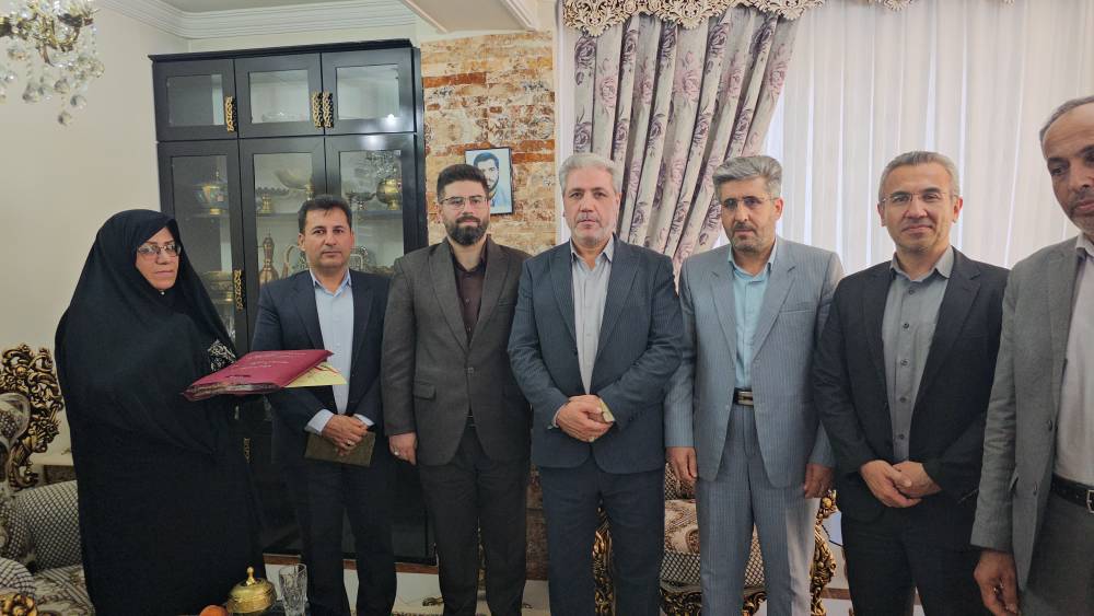 گزارش تصویری؛ فرماندار ارومیه با خانواده شهید عسگر ابراهیمی دیدار کرد