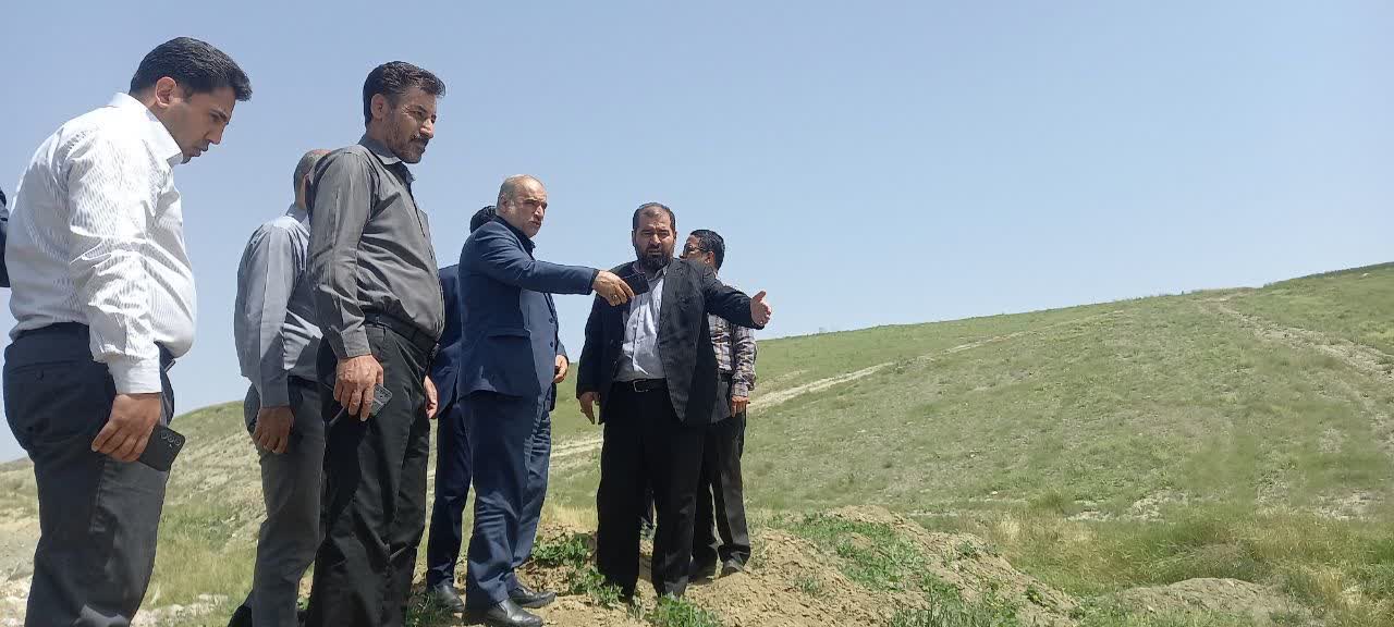 بازدید فرماندار ارومیه از محل اجرای طرح احداث آب بند در بالادست آبشناسان