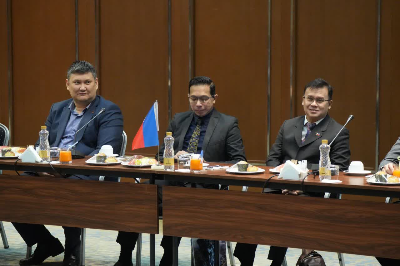 روز پرکار دیپلماسی استاندار آذربایجانغربی در ارومیه؛ برگزاری نشست مشترک استاندار آذربایجانغربی با سفرای ازبکستان، اروگوئه، سریلانکا، فیلیپین و قرقیزستان