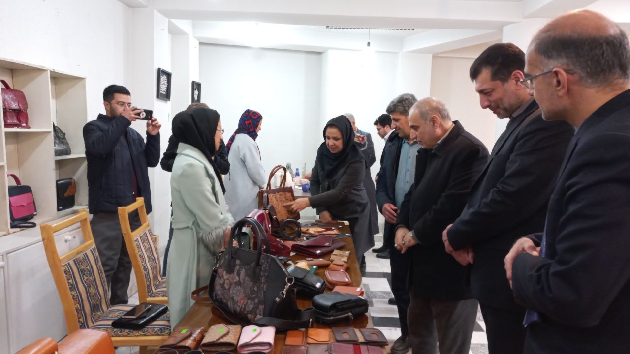 بهمناسبت گرامیداشت دهه مبارک فجر نمایشگاه صنایعدستی با حضور فرماندار شهرستان ارومیه افتتاح شد