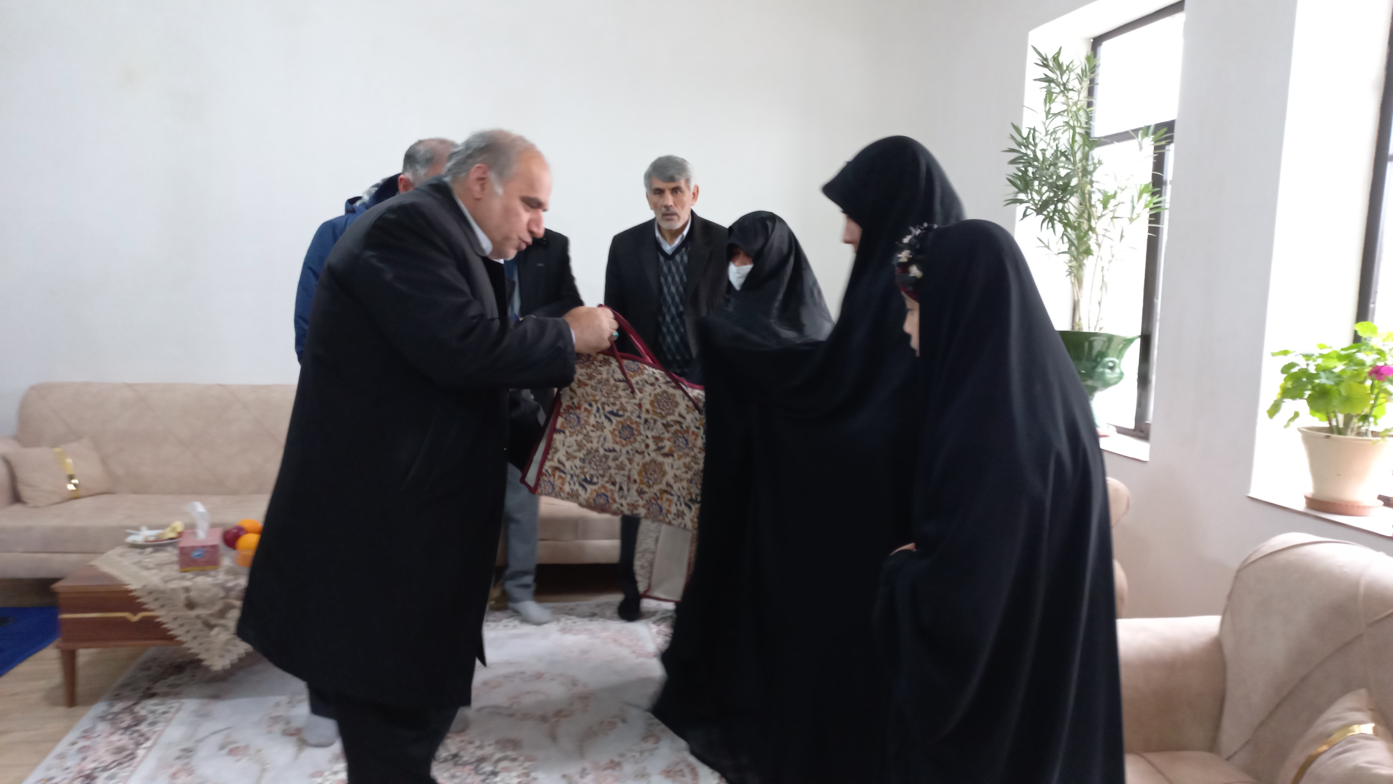 دیدار معاون امنیتی و انتظامی استاندار آذربایجانغربی با خانواده شهید مدافع امنیت عباس فاطمیه