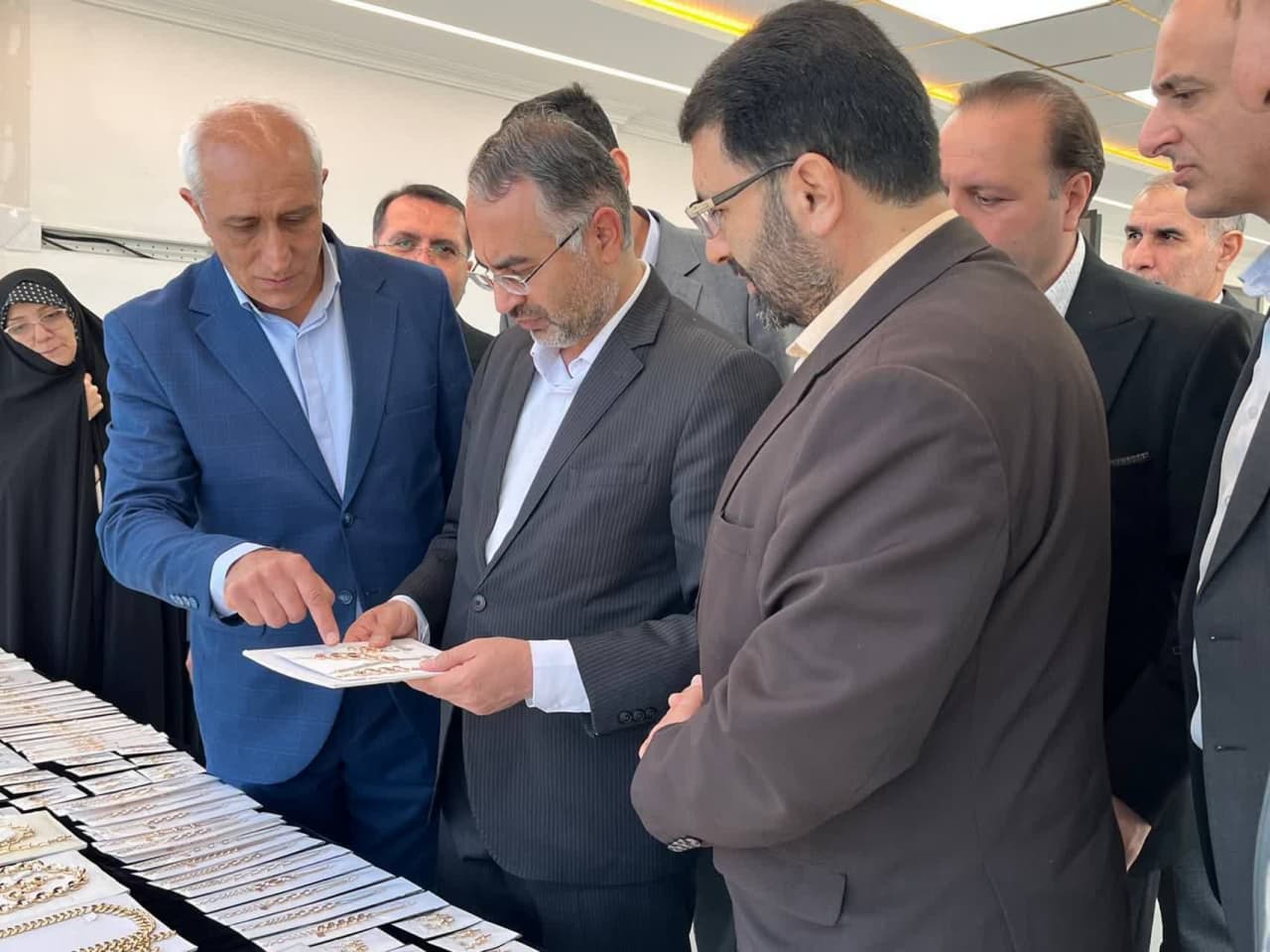 بازدید معاون امور اقتصادی استانداری آذربایجانغربی و فرماندار ارومیه از یک واحد تولیدی مصنوعات طلا