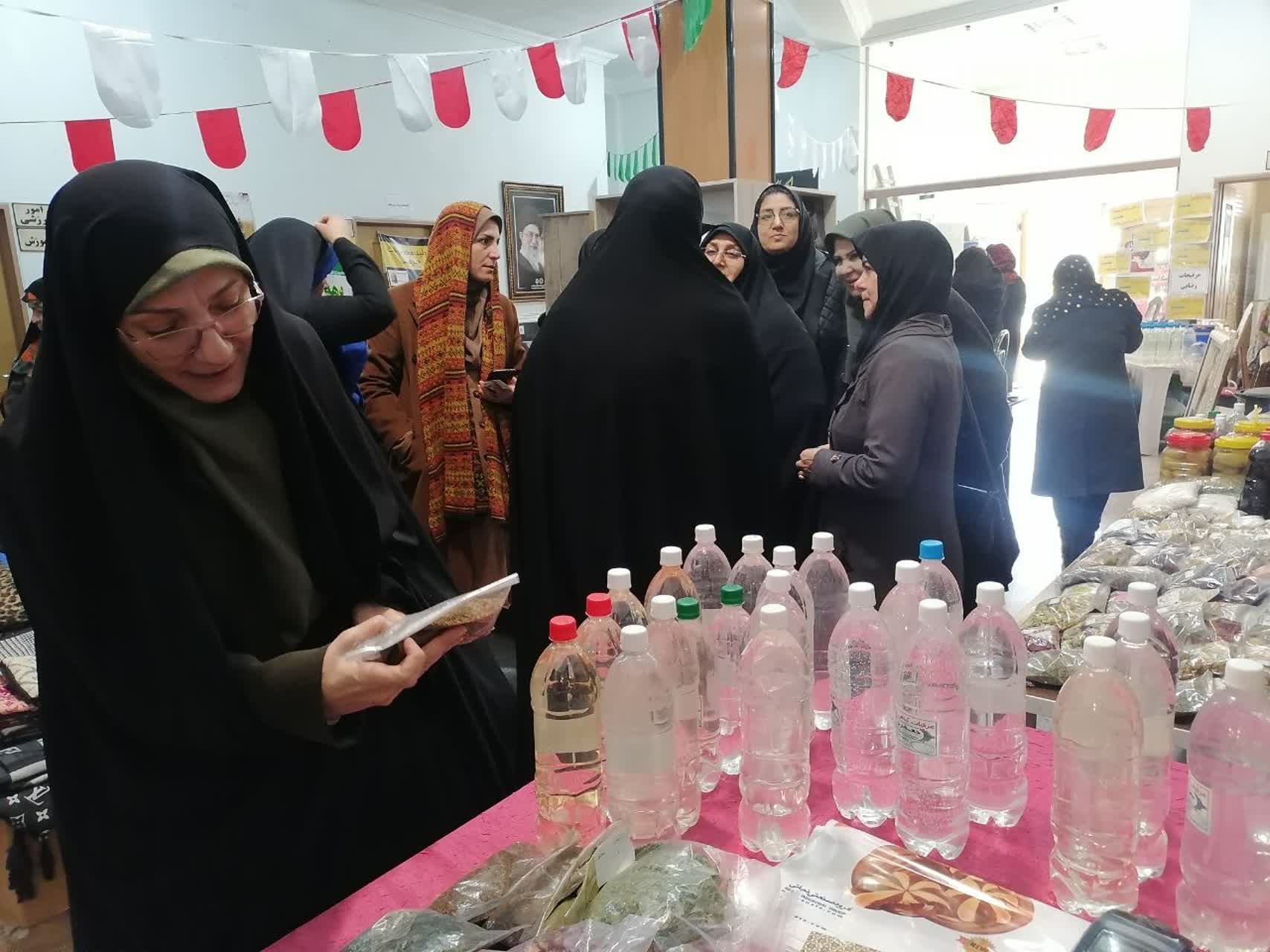 حضور معاون برنامه ریزی و توسعه منابع انسانی فرمانداری ارومیه در نمایشگاه توانمندی های زنان کارآفرین عشایری و روستایی ارومیه