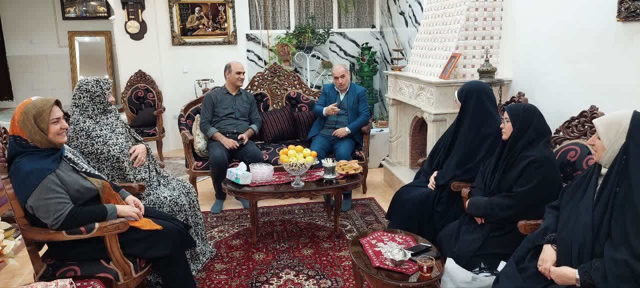 دیدار فرماندار شهرستان با خانواده شهید ابراهیم شریف دلجوئی