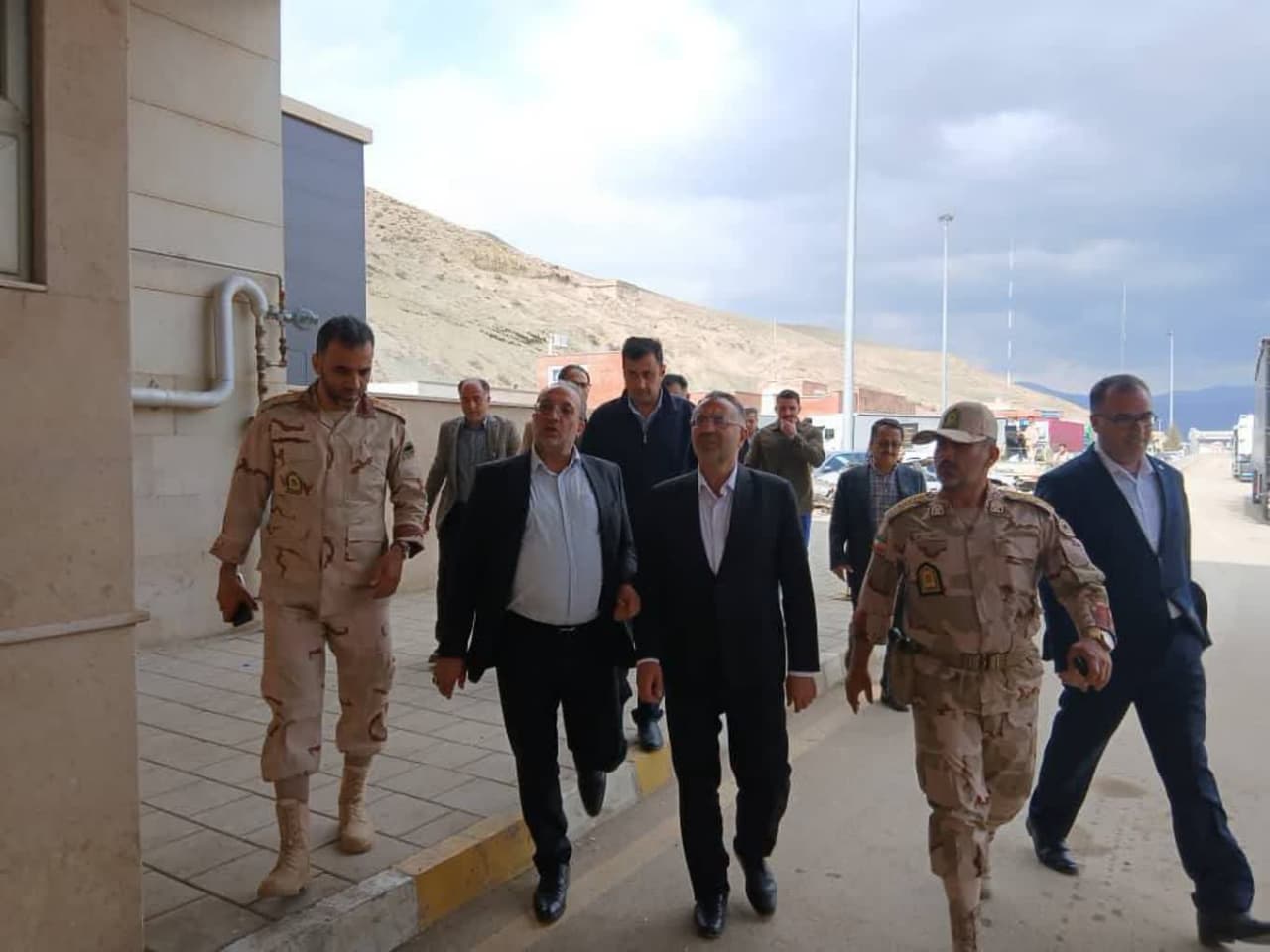 فرماندار شهرستان ارومیه بهمراه مدیر کل راهداری، طی بازدید میدانی از پایانه مرزی و گمرک سرو، از روند ارائه خدمات، زیرساختهای موجود، رویههای گمرکی و مشکلات مرتبط با تردد کامیونها احرای طرح جامع، سالن