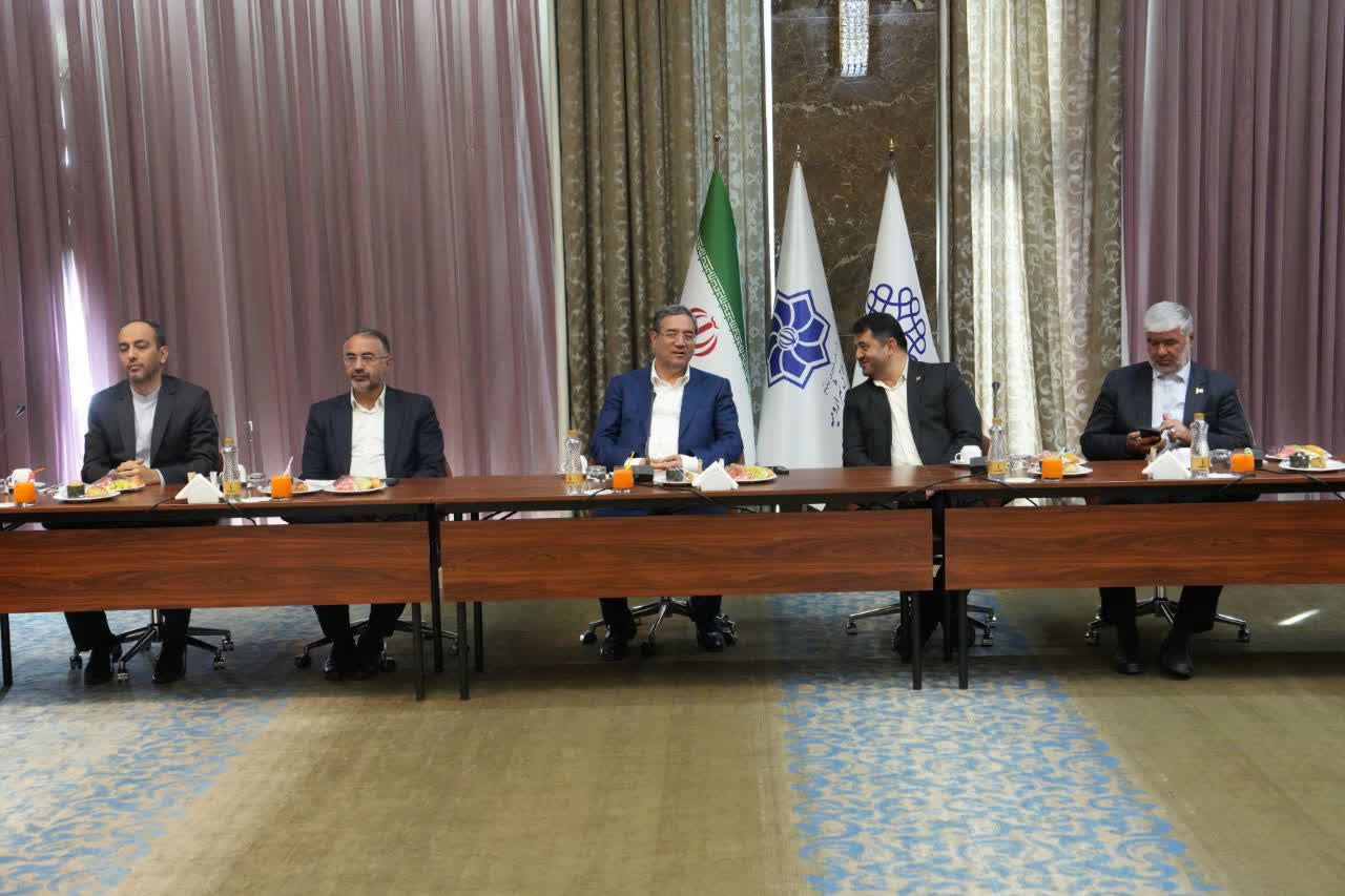 روز پرکار دیپلماسی استاندار آذربایجانغربی در ارومیه؛ برگزاری نشست مشترک استاندار آذربایجانغربی با سفرای ازبکستان، اروگوئه، سریلانکا، فیلیپین و قرقیزستان