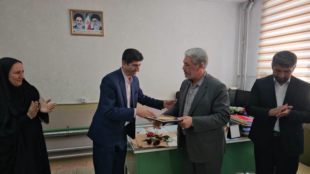 تجلیل فرماندار ارومیه از فرهنگیان دبیرستان شاهد اُم اَبیها به مناسبت هفته بزرگداشت مقام معلم