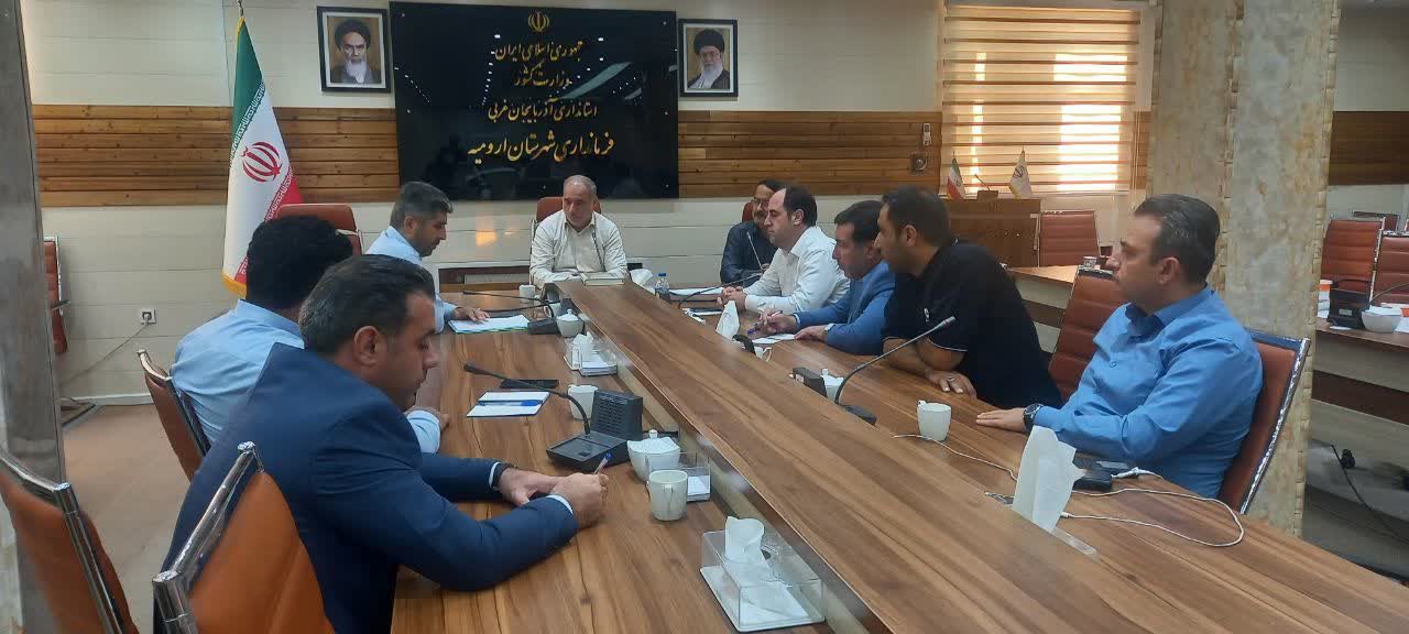 طرح ضربتی جمع آوری پسماند های حریم جاده های مواصلاتی شهرستان ارومیه