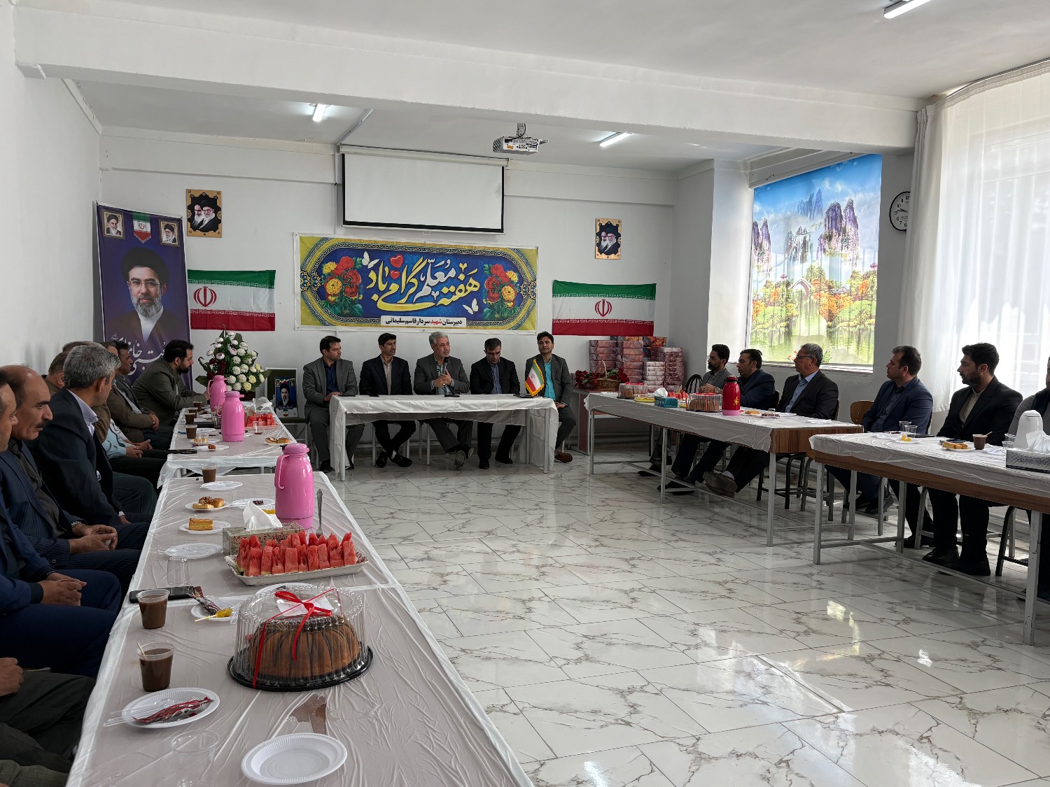 برگزاری آیین گرامیداشت روز معلم در مدارس ارومیه با حضور فرماندار شهرستان ارومیه