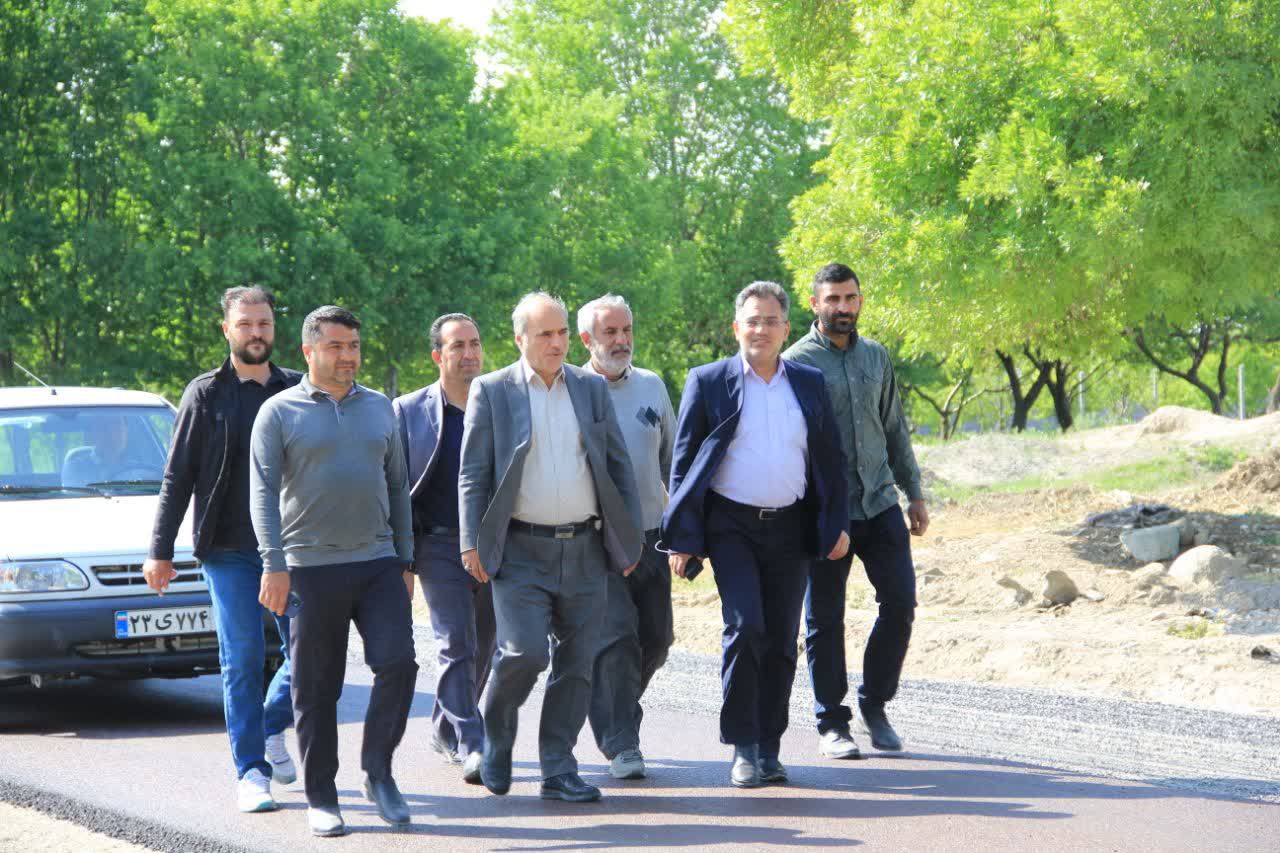 بازدید میدانی فرماندار شهرستان ارومیه از روند اجرای عملیات بهسازی و آسفالت محور مسیر تالاب گلمرز