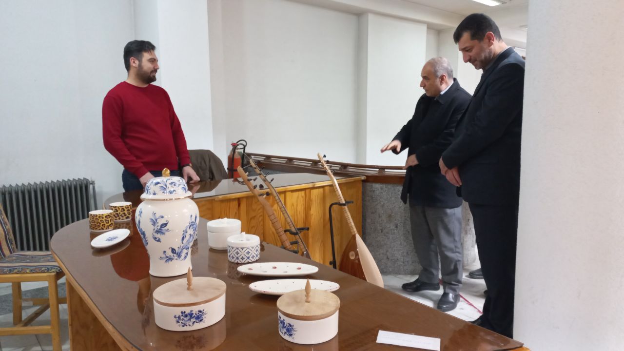 بهمناسبت گرامیداشت دهه مبارک فجر نمایشگاه صنایعدستی با حضور فرماندار شهرستان ارومیه افتتاح شد