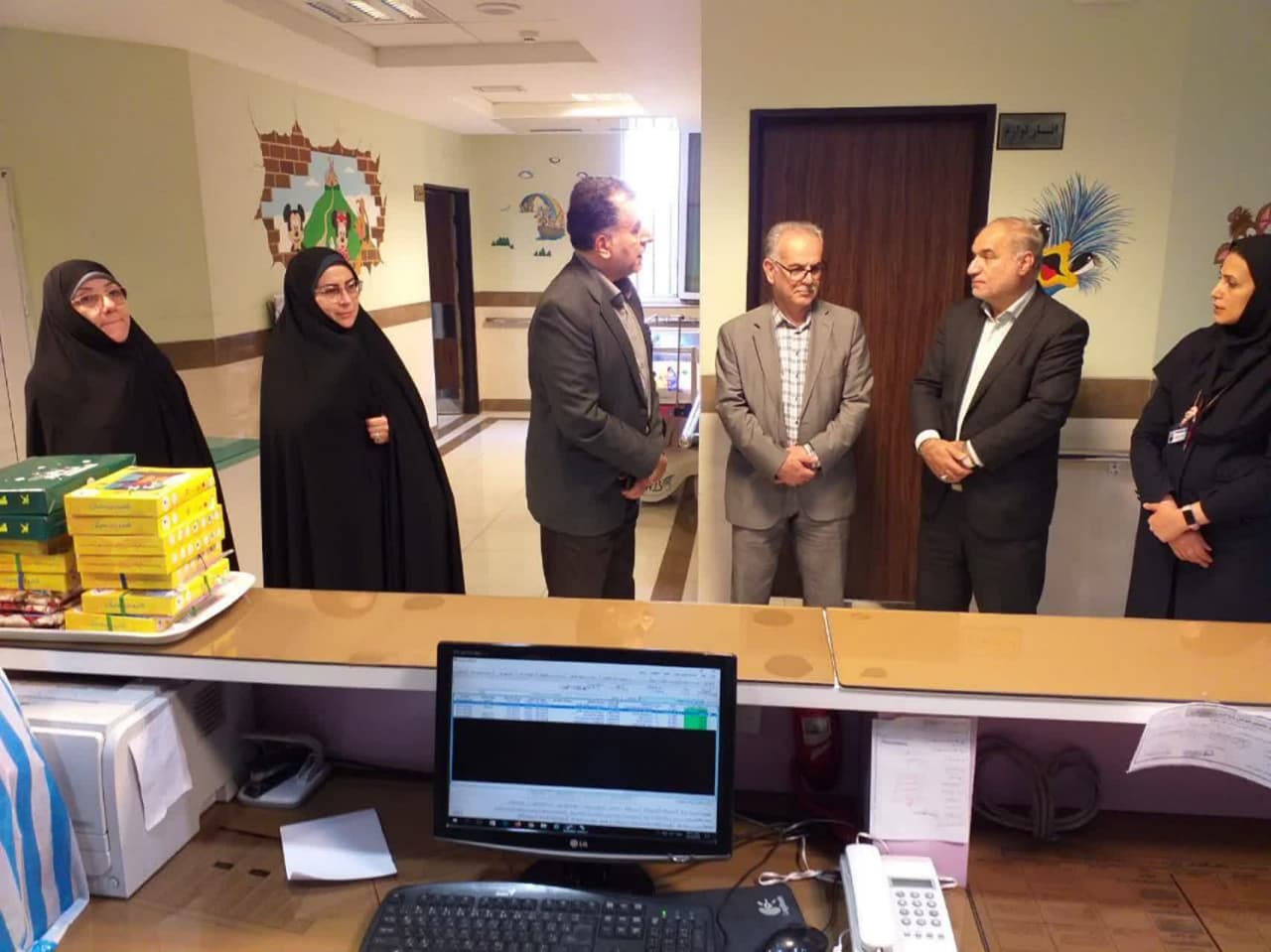 بازدید فرماندار ارومیه به مناسبت روز جهانی کودک از کودکان بستری شده در بیمارستان مطهری ارومیه