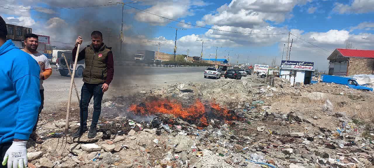 بازدید فرماندار ارومیه از برنامه پاکسازی محور جاده شهید کلانتری به مناسبت روز طبیعت