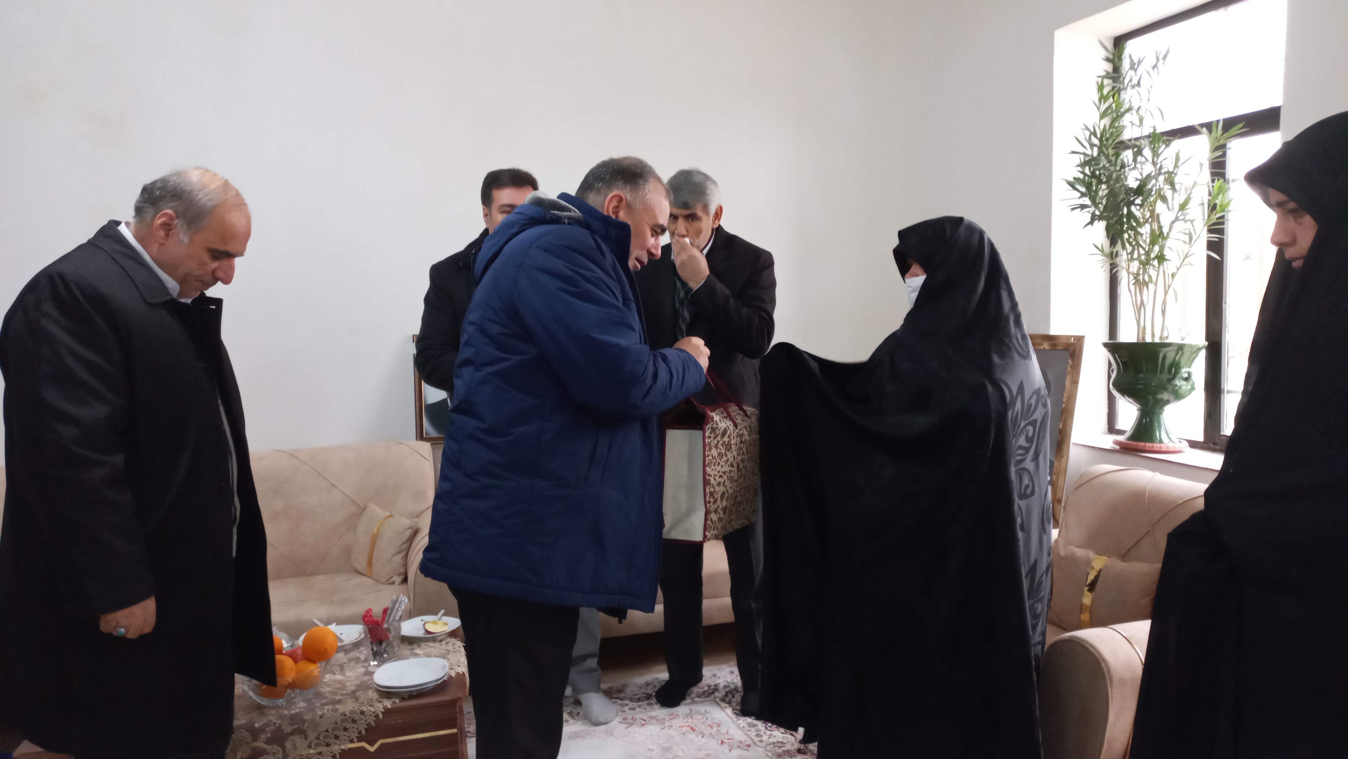 دیدار معاون امنیتی و انتظامی استاندار آذربایجانغربی با خانواده شهید مدافع امنیت عباس فاطمیه